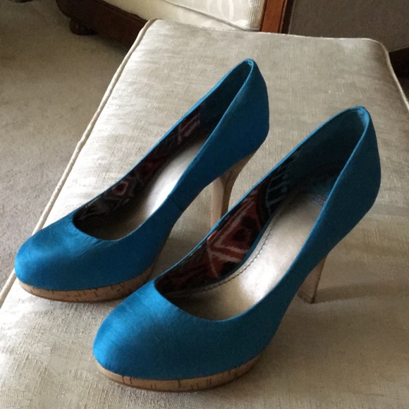 Fergalicious by Fergie turquoise platform pumps - Picture 2 of 6